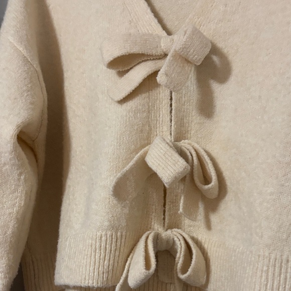 Elegant Cream V-Neck Sweater with Bow Accents - Picture 2 of 3